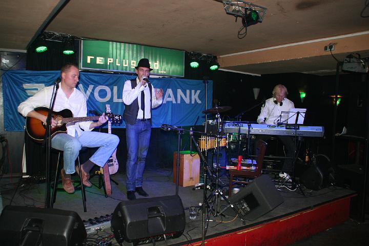 2008-11-28 M3_live at replugged 092.jpg